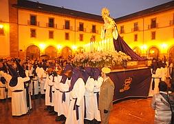 Santa Virgen de la Amargura. Fue la segunda imagen en abandonar, a partir de las nueve de la noche, la parroquia de Santa María la Real de la Corte. En la plaza de Feijoo, rodeada por numerosos fieles que la siguieron por el recorrido, siempre mirando al amenazante cielo.