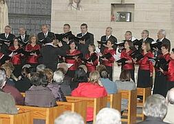 El Orfeón del Grupo Covadonga, durante su concierto. ::                             SEVILLA