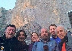 Bernabé Aguirre, Juan Carlos Chamoso, Lucía Valbona, César Pérez de Tudela, Sergio González y Agustín Faus, ayer en el Urriellu. ::                             E. C.