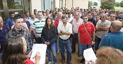 Numerosos aspirantes a uno de los puestos de trabajo de peón aguardan mientras se les llama para acceder al aula donde realizaron la prueba de aptitud. ::                             JOAQUÍN BILBAO