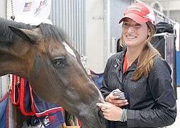 Jessica Springsteen, ayer, junto a uno de sus caballos en el recinto gijonés de Las Mestas. ::                             J. BILBAO