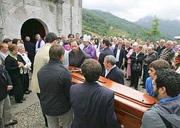 Centenares de vecinos de las dos Peñamelleras quisieron estar presentes ayer en Panes. ::                              G. F. B.