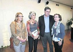 Las pediatras Marta Sánchez y Carmen Martínez, el epidemiólogo Mario Margolles e Isolina Riaño, jefa de Pediatría del HSA. ::                             MARIETA