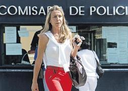Begoña Ruiz-Mateos, retratada en agosto, cuando la Policía arrestó a su padre para que declarase ante la juez de Palma.  ::                                                        KIKO HUESCA/EFE
