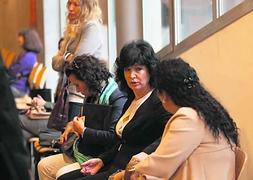 La sargento García, el pasado mes de octubre, esperando entrar en la sala. ::                             PIÑA