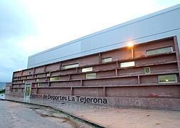Fachada del pabellón de La Tejerona, cuya cubierta plana embolsa agua cuando llueve. ::                             ÁLEX PIÑA
