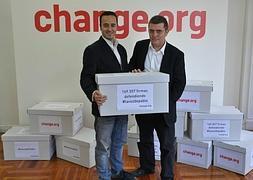 Pablo Herreros (izda) junto a Mario Tascón, que promovió su defensa con recogida de firmas. ::                             CHANGE.ORG