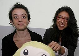 Laura Malinverni y Lilia Villafuerte con sus dos prototipos, aún enganchados al ordenador. ::                             PALOMA                             UCHA