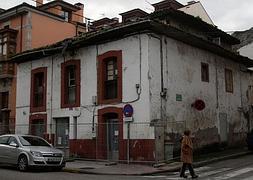 La cubierta del inmueble de la esquina entre las calles Argüelles y Covandoga debe ser reparado. ::                             N. A