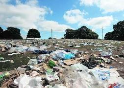 Estado en que quedó el prau del Carmín tras la romería celebrada el pasado mes de julio en los Campos de la Sobatiella. ::                             PABLO NOSTI