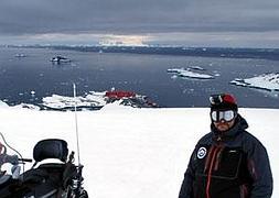 Javier Cristobo, con la base Bernardo O'Higgins al fondo, en el centro de la imagen. A la derecha, la isla de los pingüinos. ::                             I. E. O.