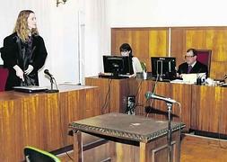 Desde la izquierda, Pino del Río, abogada de la Fundación; una funcionaria, el secretario judicial Miguel Ángel Álvarez Turanzas y el magistrado Francisco Pañeda Usunáriz, titular del juzgado Mercantil Número 3 de Gijón . ::                             LUIS SEVILLA