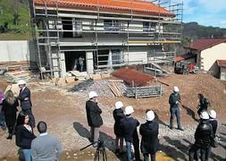 Técnicos de FAEN explican a profesionales de la construcción las características de la vivienda. ::                             ROMÁN