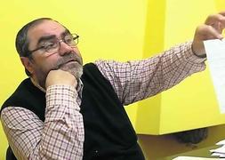 El presidente de la Sociedad de Festejos, Jenaro Soto, ayer en el domicilio social de la Pola. ::                             PABLO NOSTI