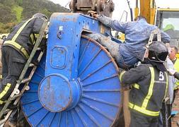 Bomberos tratan de rescatar al trabajador. / BOMBEROS DE ASTURIAS