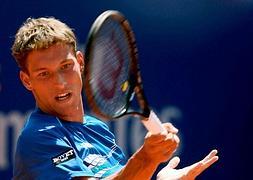 Pablo Carreño saluda a Millot tras ganarle en Roland Garros. ::                             R. G.