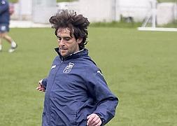 Manu Busto, en un entrenamiento con el Oviedo. ::                             MARIO ROJAS