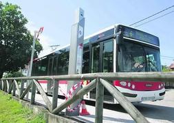 Un autobús de la línea 6, en una de las nuevas paradas de Porceyo, recién instalada. ::                             PURIFICACIÓN CITOULA