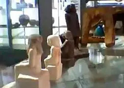 Graban a una estatua de Osiris moviéndose sola en una estantería cerrada del museo de Manchester