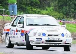 Marcos García y Juan Ferro en la pasada edición del Rallye de Avilés con el Ford Sierra Cosworth de lado en las curvas de La Picosa. ::                             MARIETA