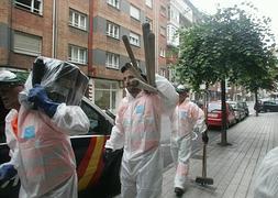 La Policía Nacional desaloja el edificio de la calle Ezcurdia de Gijón