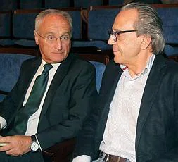 Sabino López, a la izquierda, junto a Tony Fidalgo en la pasada junta de accionistas. / EFE