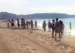 El joven, a la izquierda de la imagen, se dispone a tumbarse nada más ser desenterrado. ::                             FABIÁN GÓMEZ