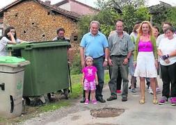 La alcaldesa Carmen Barrera junto a los vecinos. ::                             E. C.