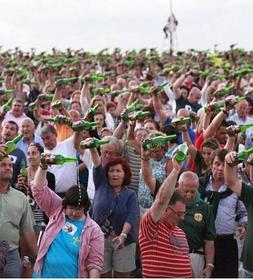 8.061 brazos al cielo