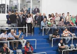 Arias Cañete sigue las indicaciones del gerente de la rula, Ramón Álvarez, entre la comitiva en la cancha de subastas. ::                             MARIETA