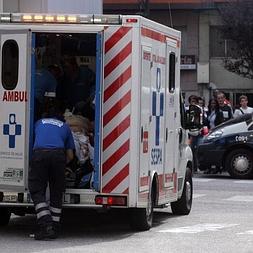 Herida grave tras ser atropellada por el autobús del que descendía en Gijón
