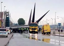 Un camión cisterna con ácido sulfúrico sufre un accidente en la Arteria del Puerto de Avilés