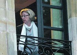 Dora Alonso, ayer por la tarde, asomada a la ventana de su despacho en el Consistorio. ::                             CITOULA