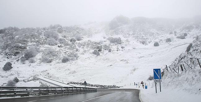 Dos puertos cerrados y quince con cadenas por la nieve en Asturias