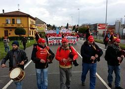 Los trabajadores de Coca Cola en Colloto protestan en Oviedo por el ERE de la empresa