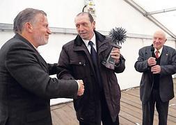 Honores y oricios para Quini en Huerres