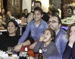 Carlos Colina sigue su actuación con su familia en un bar. :: MARIETA