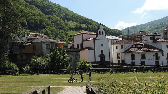 La senda peatonal saldrá desde el barrio de Ambasaguas, en el casco histórico de Cangas del Narcea.