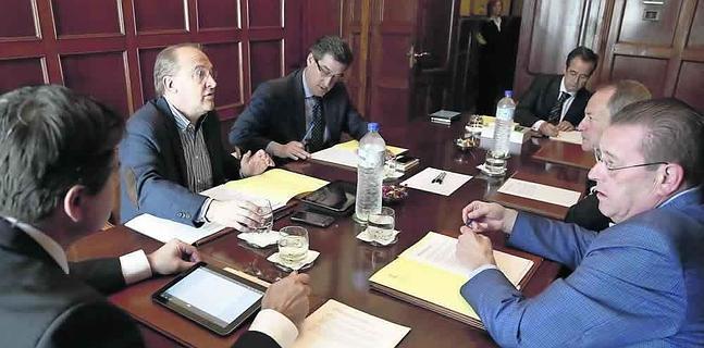 Un momento de la reunión de la Mesa, ayer, con Pedro Sanjurjo de espaldas y, de izquierda a derecha, José Agustín Cuervas-Mons, Ignacio Prendes, Alberto Arce, Aurelio Martín y Pelayo Roces.
