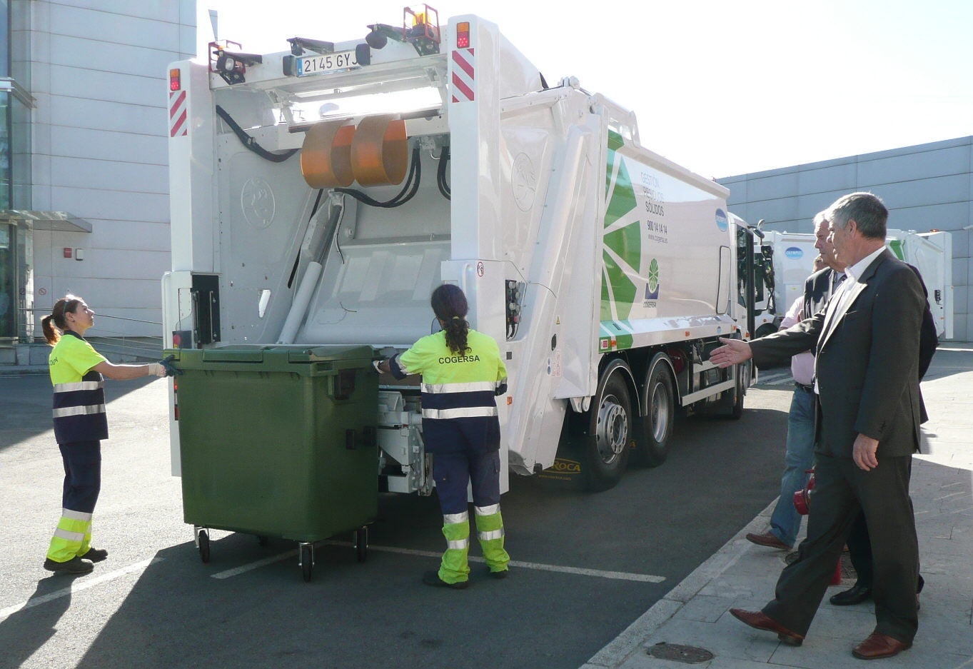 Imagen de archivo de un camión de recogida de basura en Cogersa.