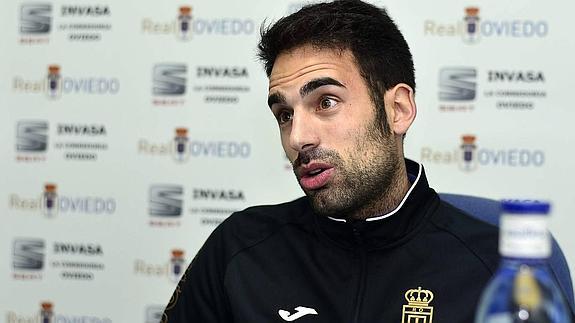 Roberto Robles, entrenador del Real Oviedo, durante una rueda de prensa. 