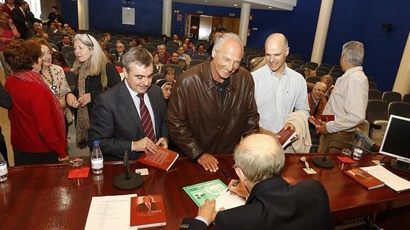 El autor, en plena firma de ejemplares.