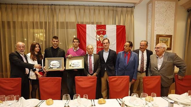 Suárez Braña, Cuéllar, junto a su mujer María, Iván Hernández, Antonio Veiga, Alejandro Roces, Eduardo Díaz y Vicente Álvarez Areces.