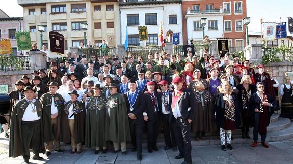 Foto de familia de las cofradías y cofrades de honor.