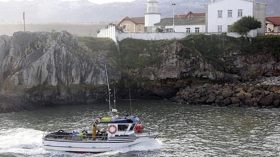 Una lancha de pesca en el puerto de Llanes.