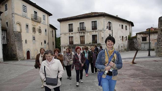 La guía Mónica Balmori (primera por la izquierda) conduce a un grupo de visitantes por la parte histórica de la villa llanisca.