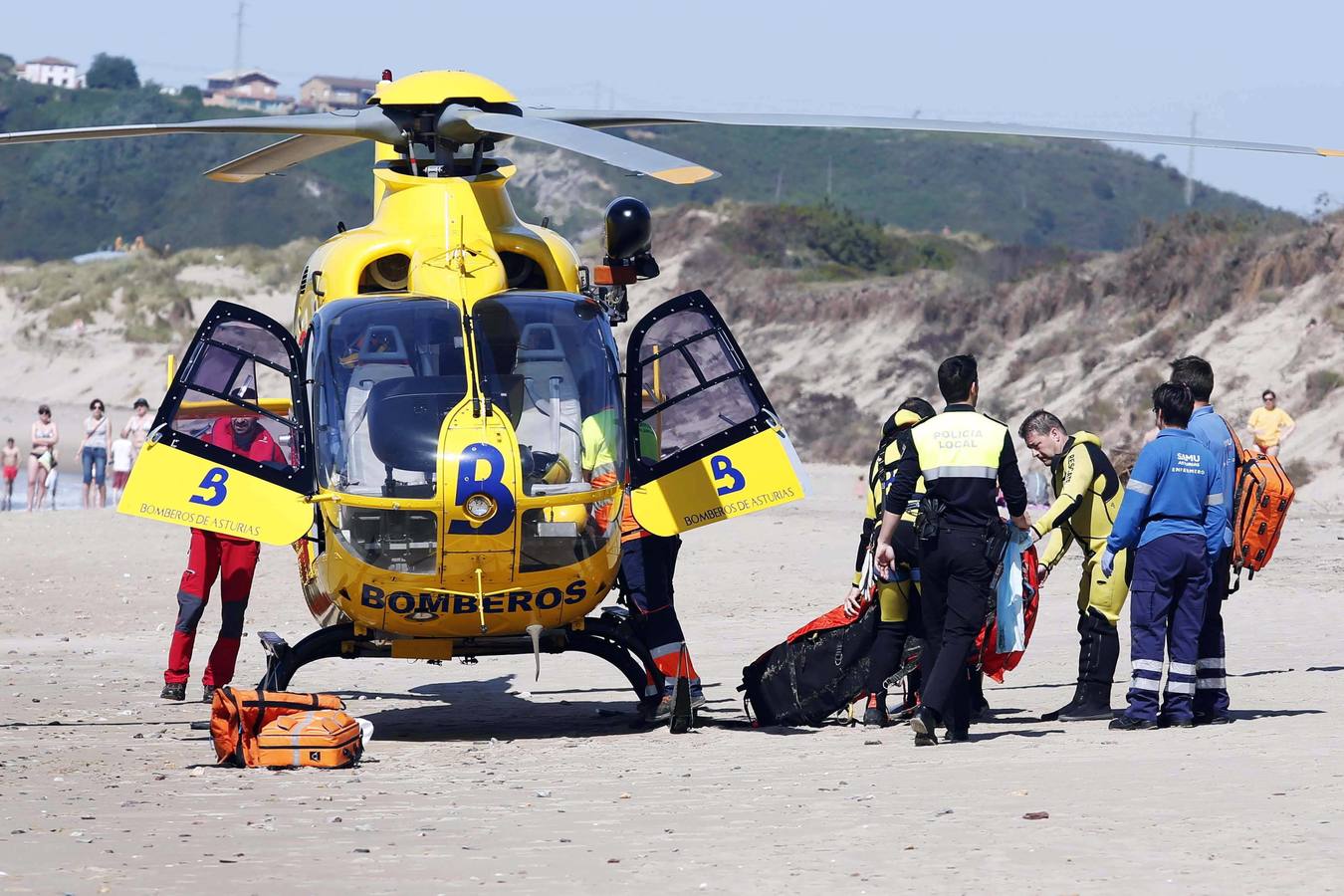 El Grupo de Rescate al finalizar la operación en el arenal de la playa de Salinas.