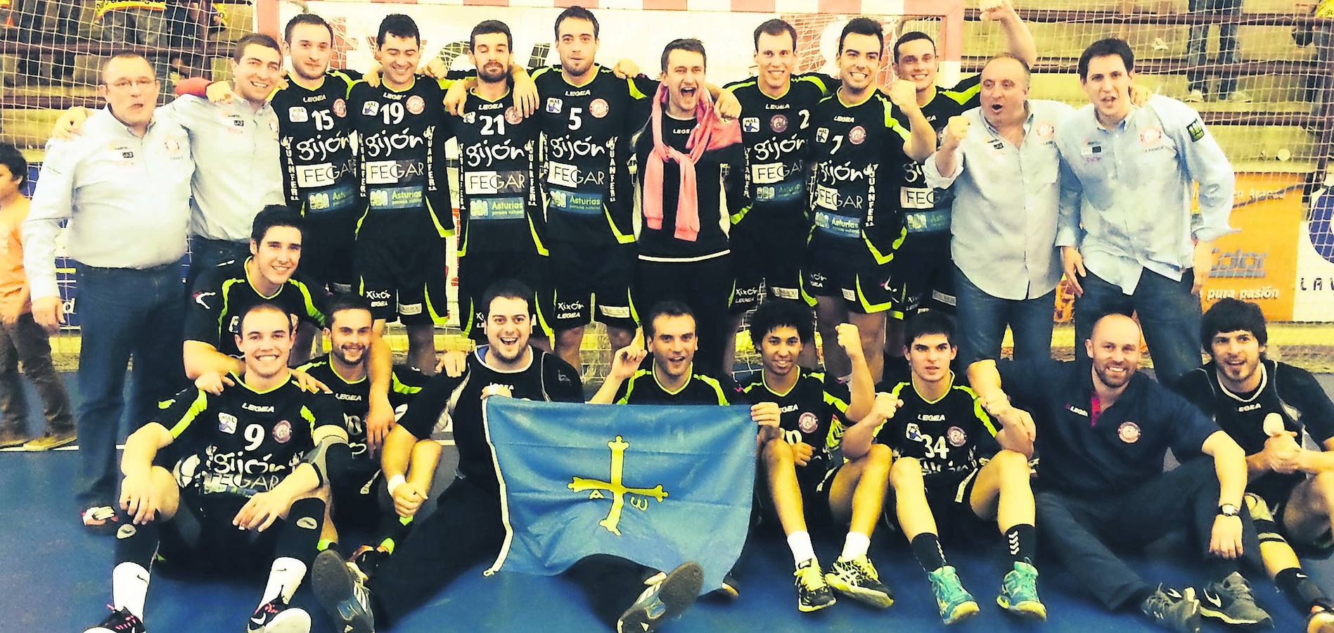 La plantilla y el cuerpo técnico, que posa con la bandera de Asturias, celebró la permanencia ayer en Aranda de Duero a la conclusión del partido. 