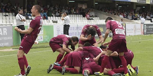 Los jugadores del Avilés celebran el gol de Nacho López que abría la cuenta en Cartagonova 