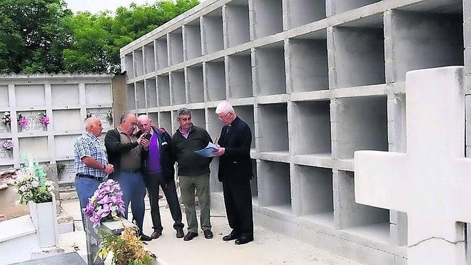 El párroco (a la derecha) con la comisión de vecinos y el contratista (segundo por la izquierda).